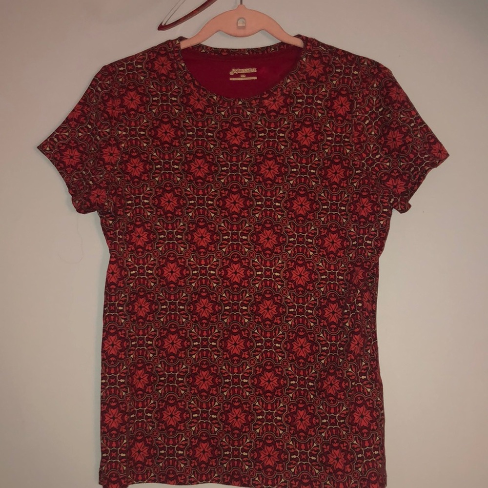 Red and white patterned scoop shirt